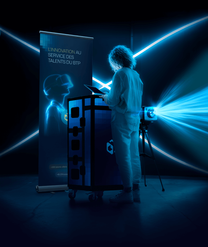Personne utilisant un module Avenria avec projecteur et bannière de présentation.