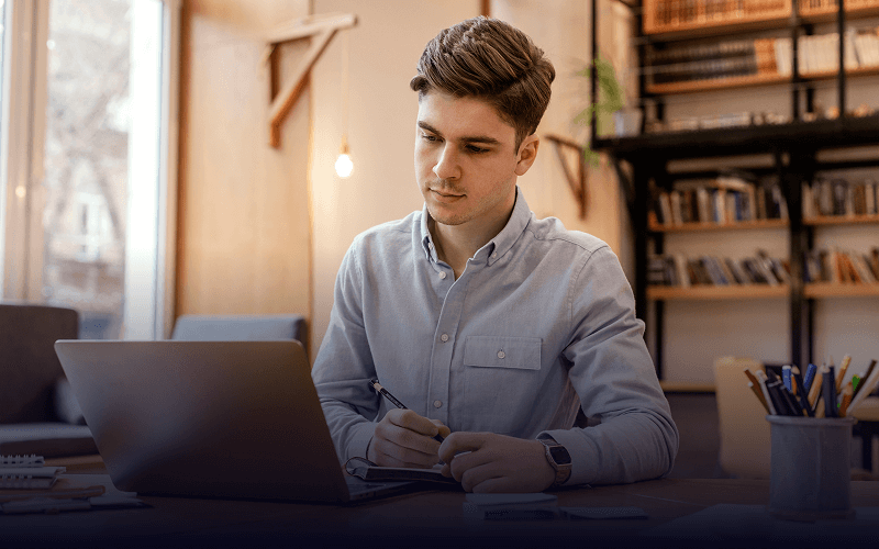 Étudiant suivant une formation en ligne sur ordinateur portable avec la plateforme Avenria.